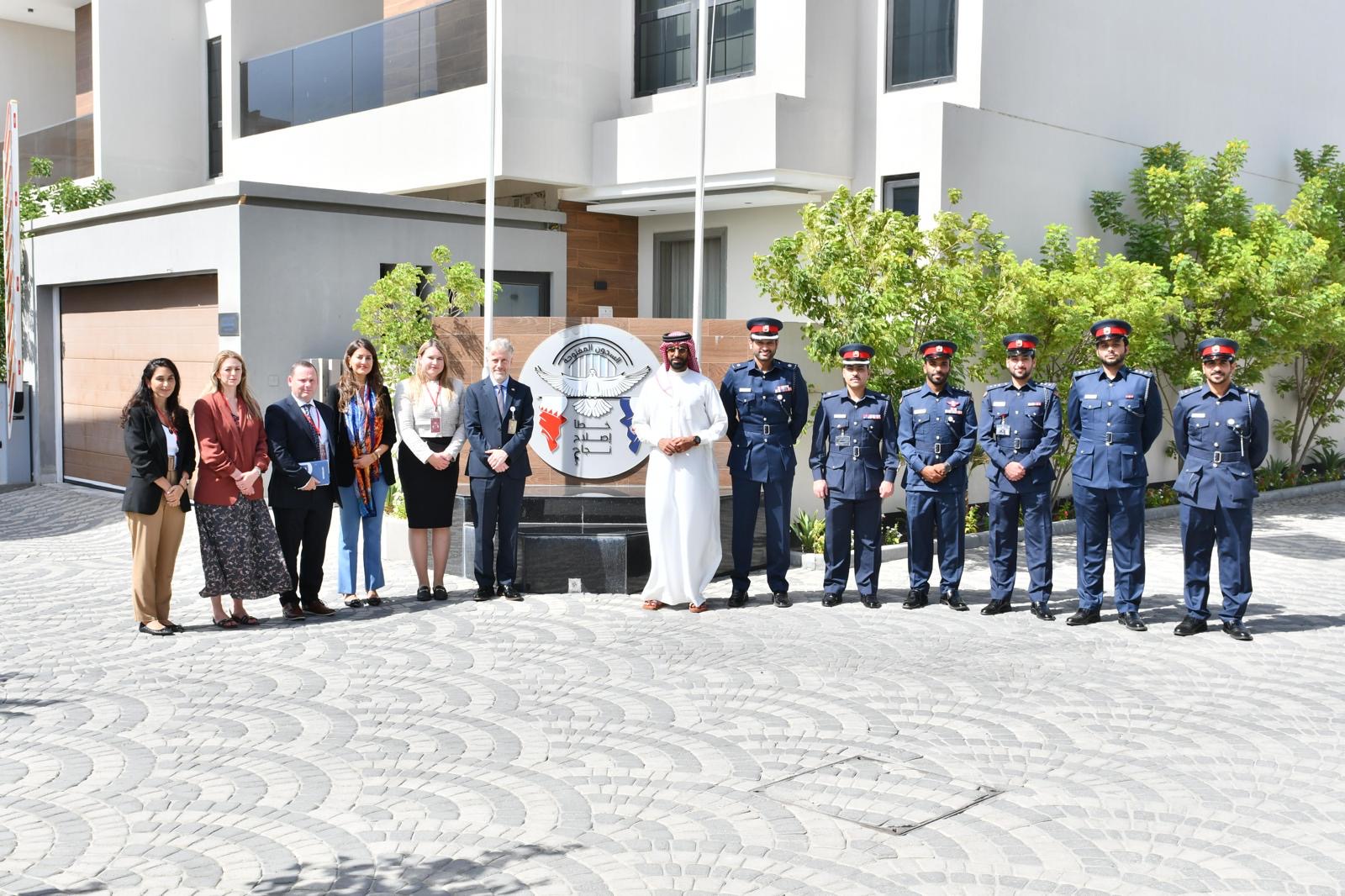 مدير عام تنفيذ الأحكام والعقوبات البديلة يستقبل وفدًا من الخارجية البريطانية ويستعرض تجربة البحرين الرائدة في برامج العقوبات البديلة والسجون المفتوحة<